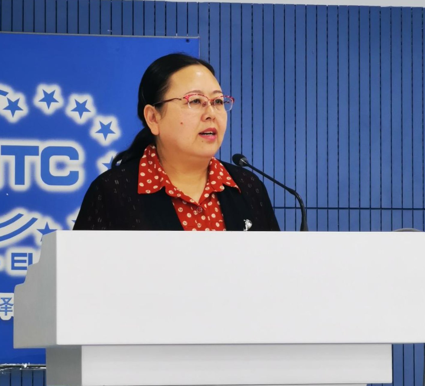 图片包含 游戏机, 电脑, 站, 桌子
描述已自动生成