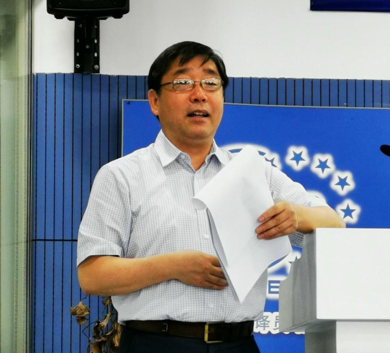 图片包含 人, 站, 男人, 女人
描述已自动生成