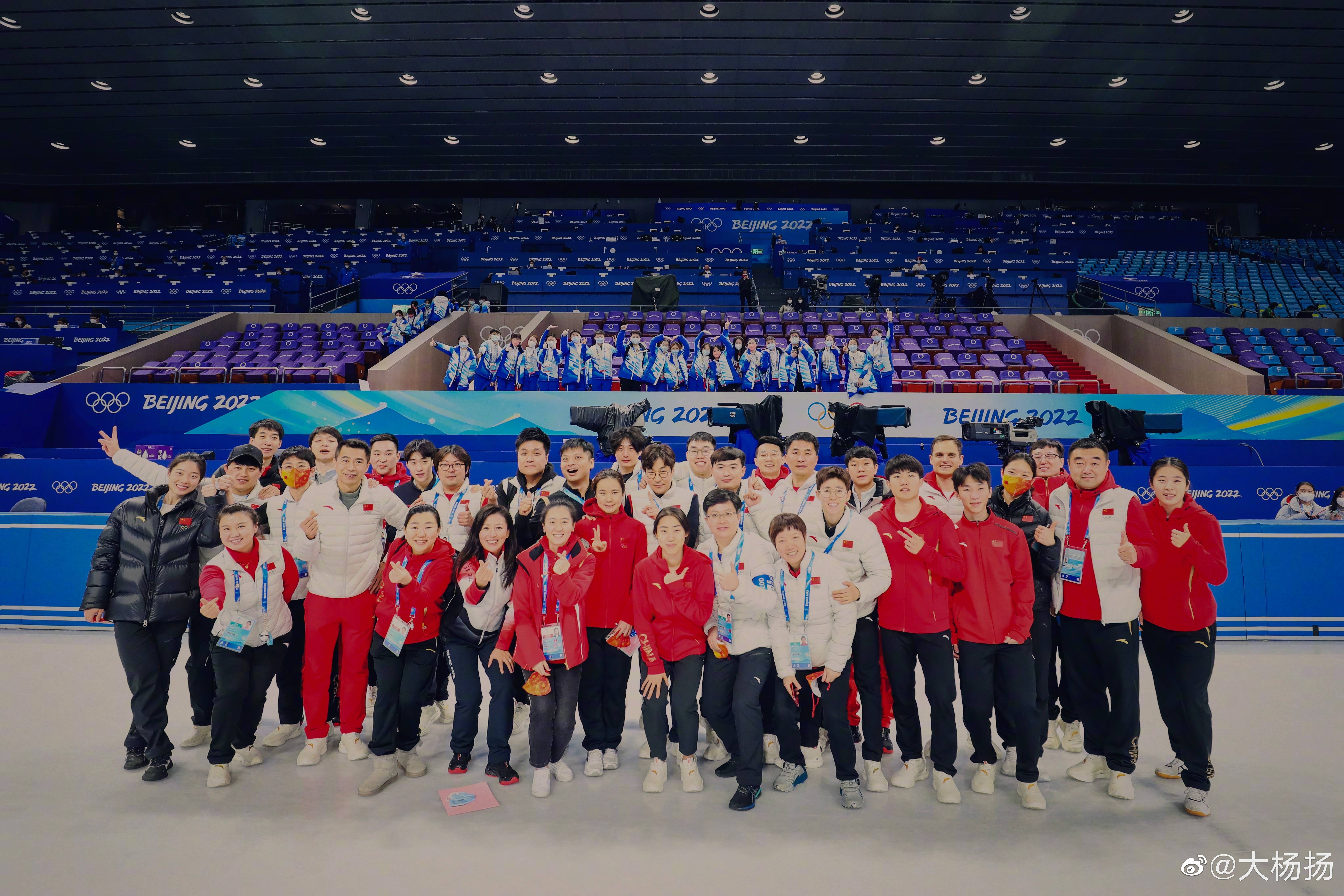 和中国短道速滑队隔空合影.JPG