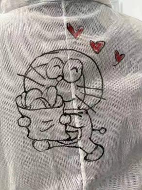志愿者防护服上的涂鸦.jpg